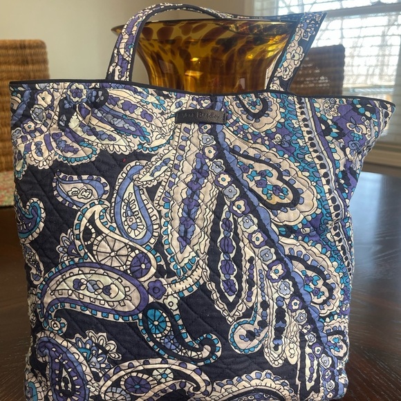 Elegant Blue Tote Bag with Spacious Interior and Durable Material - Picture 10 of 10